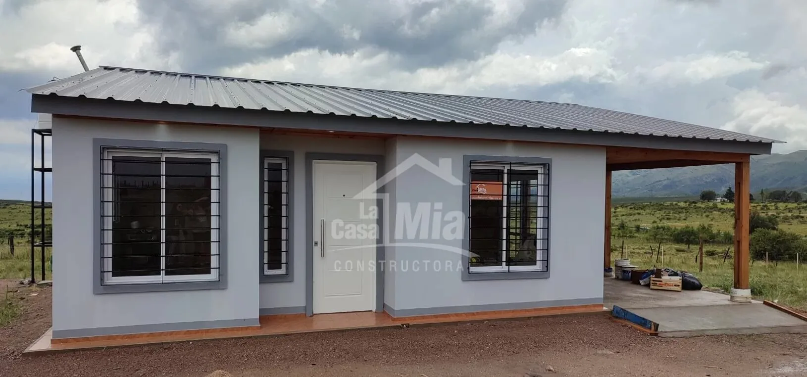 Familia en su casa propia Premium